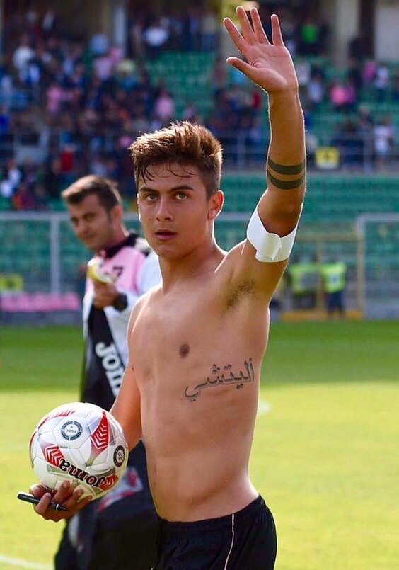 Tatuaggio Tattoo Dybala scritta araba fianco