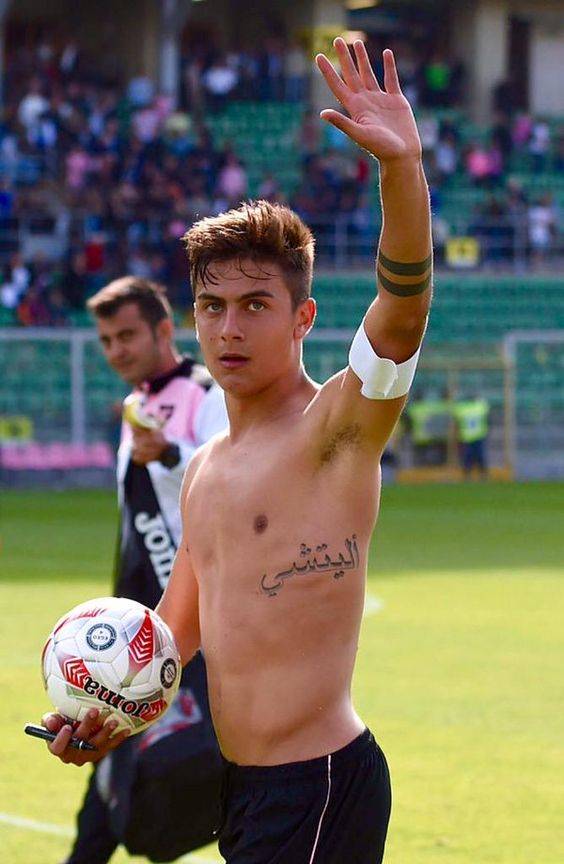 Tatuaggio Tattoo Dybala scritta araba fianco