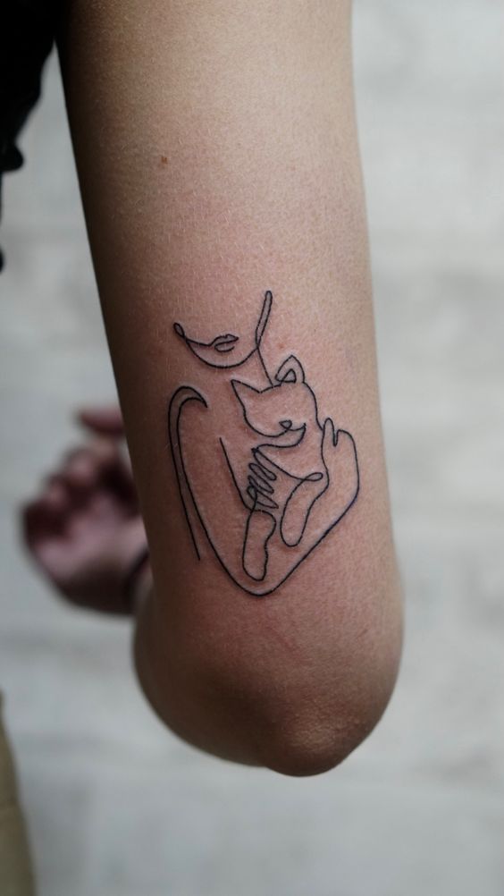 Tatuaggio Tattoo Gatto Donna Abbraccio