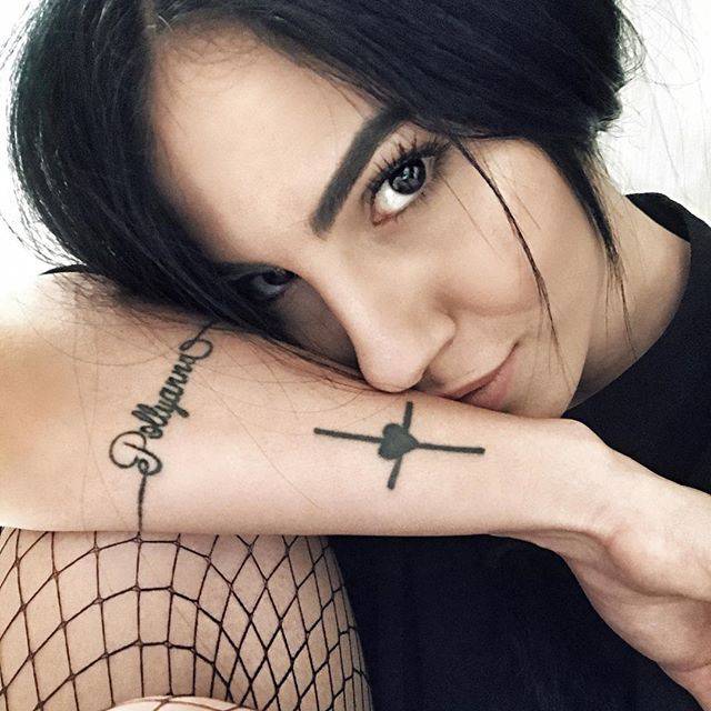 Tatuaggio Tattoo Giulia De Lellis Pollyanna e Croce con Cuore