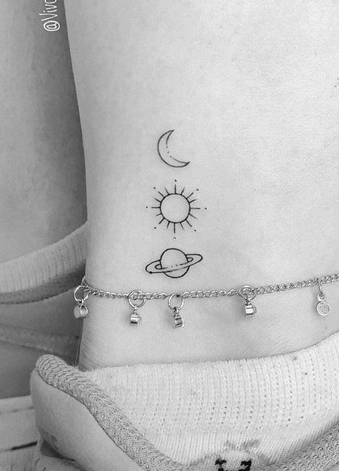 Tatuaggio Tattoo Caviglia Luna Sole Pianeta