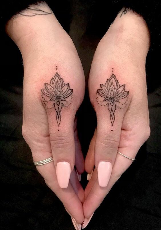 Tatuaggio Tattoo Mano Fiore Loto