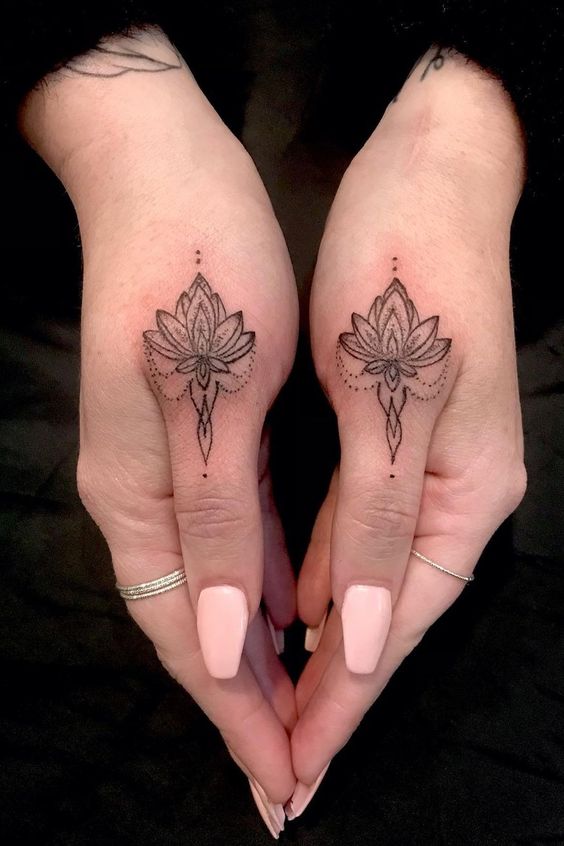 Tatuaggio Tattoo Mano Fiore Loto