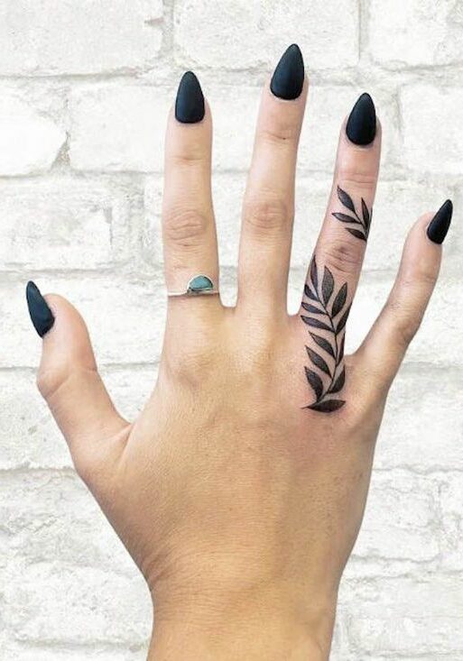 Tatuaggio Tattoo Mano Foglie Anello