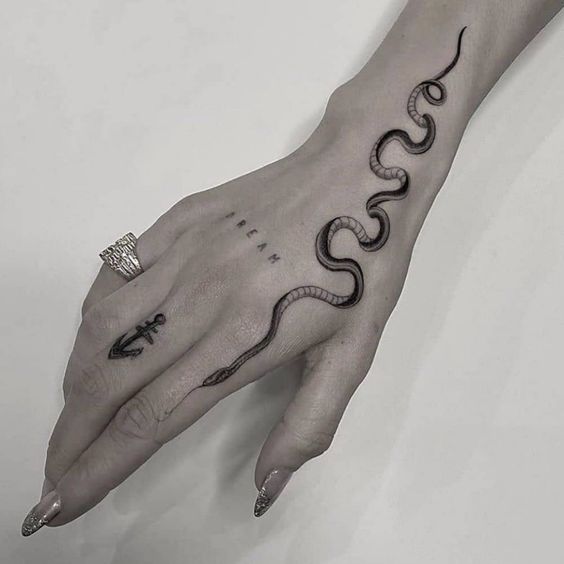 Tatuaggio Tattoo Mano Serpente Ancora
