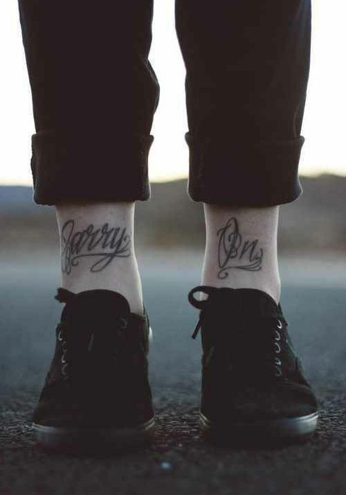 Tatuaggio Tattoo Caviglia Uomo Scritta