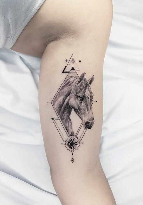 Tatuaggio Tattoo Cavallo con Disegno Geometrico