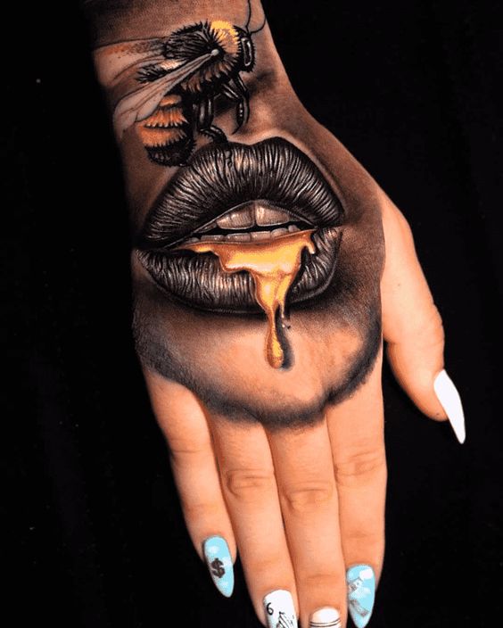 Tatuaggio Tattoo Mano Realistico Labbra Ape