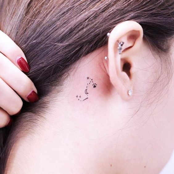 Tatuaggio Tattoo Orecchio Luna Stelle Zampa